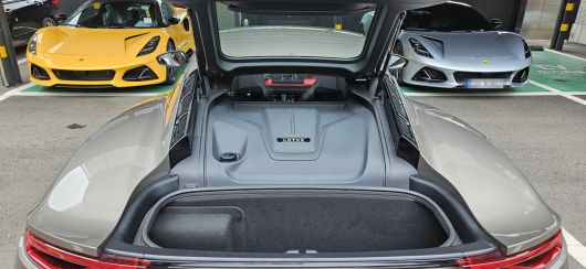 트렁크. 운전석 뒤에는 가방 등을 넣을 수 있는 공간도 있다.