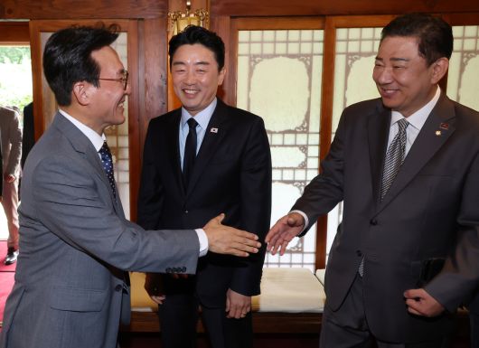 김민석(왼쪽) 국무총리와 김병기 더불어민주당 당대표 직무대행 겸 원내대표가 6일 오후 서울 종로구 삼청동 국무총리 공관에서 열린 제1차 고위당정협의회에서 인사하고 있다. 가운데는 강훈식 대통령 비서실장.    공동취재