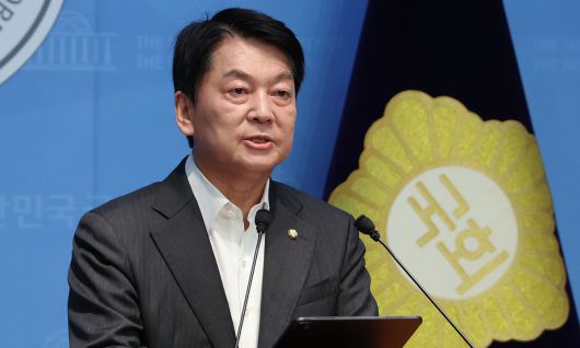 국민의힘 혁신위원장을 맡은 안철수 의원이 7일 서울 여의도 국회 소통관에서 위원장을 사퇴하고 전당대회 출마 의사를 밝히는 기자회견을 하고 있다. 연합뉴스