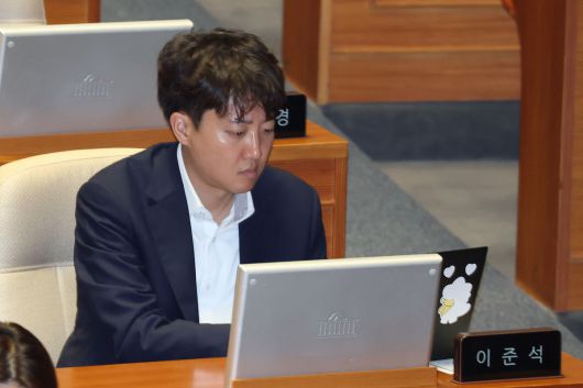 개혁신당 이준석 의원이 3일 오후 서울 여의도 국회에서 열린 본회의에 참석해 있다. 뉴스1