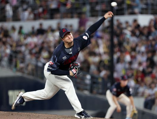 6일 광주기아챔피언스필드에서 열린 프로야구 롯데 자이언츠와 KIA 타이거즈의 경기. 롯데 선발투수 데이비슨이 5회에 투구하고 있다. 연합뉴스
