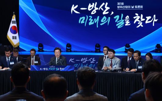 이재명 대통령이 8일 서울 그랜드 하얏트 호텔에서 열린 방위산업의 날 토론회를 주재하고 있다.    연합뉴스