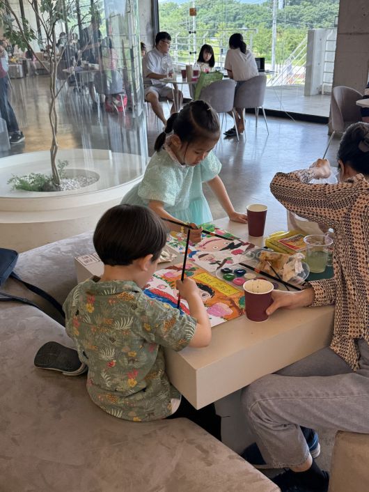 시민이 함께한 경산카페축제 가운데 카페 월화수-어린이 미술대회.