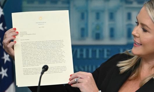 캐롤라인 레빗 백악관 대변인이 7일(현지시간) 브리핑에서 도널드 트럼프 미국 대통령이 이재명 대통령에게 발송한 관세 서한을 들어보이고 있다. AFP연합뉴스