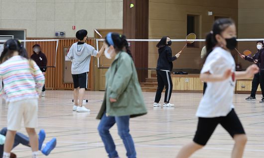 서울의 한 학교 체육관에서 학생들이 체육 수업을 하고 있다. 연합뉴스
