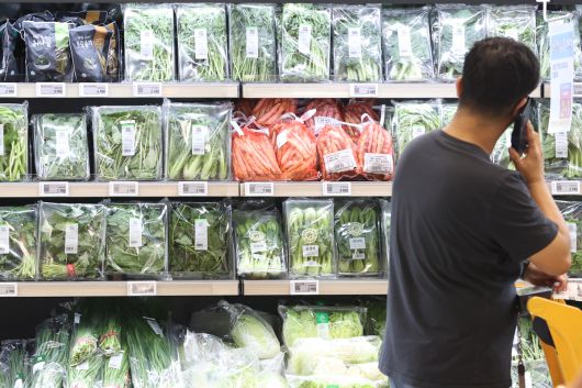 폭염·장마 여파로 채소류 가격이 들썩이고 있는 6일 서울의 한 대형마트에서 시민이 장을 보고 있다. 연합뉴스