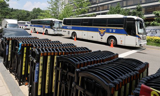폭력사태 대비… 법원 앞 기동대 등 2000여명 투입 윤석열 전 대통령의 구속 전 피의자 심문(영장실질심사)을 하루 앞둔 8일 서울 서초구 서울중앙지법 앞에 경찰버스가 늘어서 있다. 경찰은 9일 찬반단체 대립에 대비해 서울중앙지법 주변에 경찰 기동대 30여개 부대, 2000여명을 투입한다면서 불법 폭력행위에 대해서는 엄정 사법조치하겠다고 경고했다.연합뉴스