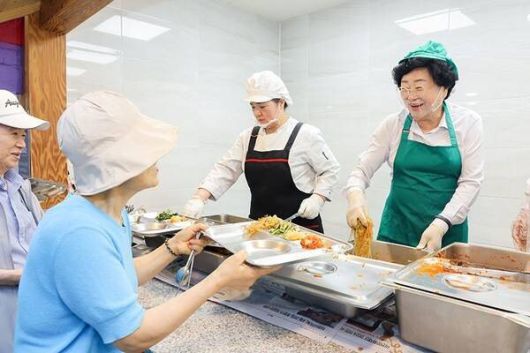 김경희 이천시장이 지난 1일 이천시노인종합복지관에서 배식 봉사를 하고 있다. 이천시 제공