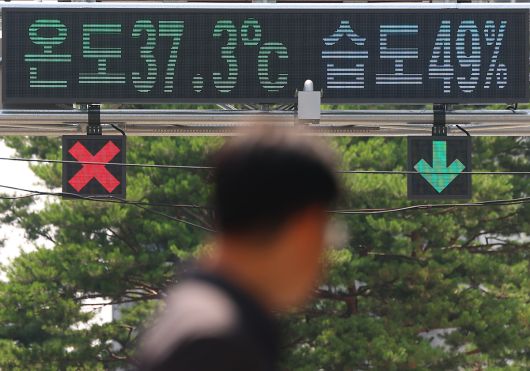 8일 서울 시내 한 스크린에 온도 37.3도가 표시돼 있다. 이날 서울 낮 최고기온은 37.7도로 117년 만에 7월 상순 최고기록을 경신했다.  연합뉴스