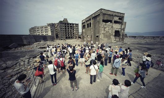 군함도로 불리는 일본 남부 나가사키 현에 위치한 하시마에 방문한 관광객들. AP연합뉴스