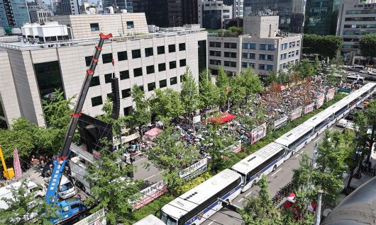 윤석열 전 대통령의 영장실질심사가 열린 9일 서초구 서울중앙지법 인근에 설치된 차벽 옆으로 윤 전 대통령 지지자들이 영장 기각을 촉구하는 집회를 열고 있다. 연합뉴스