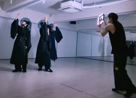 넷플릭스 '케이팝 데몬 헌터스'(KPOP Demon Hunters) 사자보이즈의 안무를 선보이는 몬스타엑스 기현, 형원, 주헌. 몬스타엑스 공식 유튜브 계정