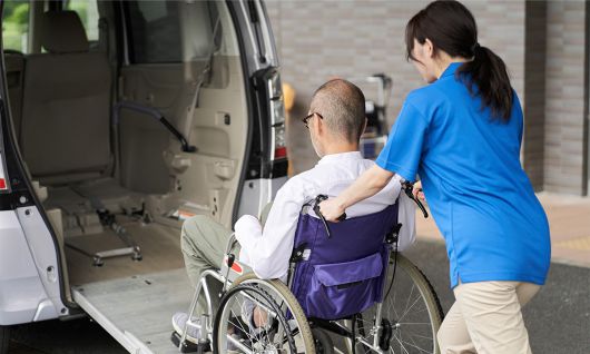 일본은 2000년 우리의 요양보호사 개념인 개호복지사제도를 도입했지만 간병인력 부족으로 외국인 인력 도입을 확대하고 있다. 사진은 일본 개호복지사가 환자를 차량으로 옮기는 모습. 게티이미지뱅크 제공