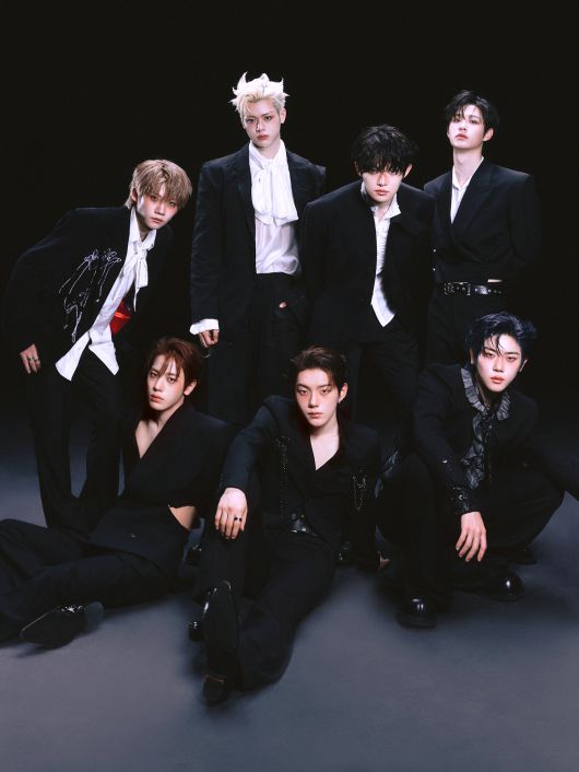 미니 앨범 ‘스노이 서머’로 돌아온 그룹 클로즈유어아이즈. 뒷줄 왼쪽부터 시계방향으로 켄신, 마징시앙, 전민욱, 김성민, 장여준, 서경배, 송승호.  언코어 제공