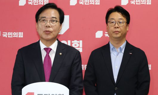 송언석 국민의힘 비상대책위원장 겸 원내대표가 8일 오후 서울 여의도 국회에서 민중기 특검팀의 윤상현 의원에 대한 압수수색과 관련해 "이미 경찰에서 수사가 다 끝났음에도 수색을 강행하는 것은 전형적인 정치보복"이라고 입장을 밝히고 있다. 뉴스1