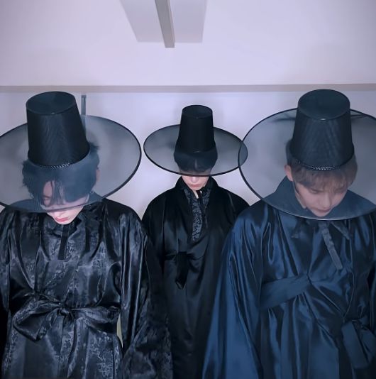 넷플릭스 '케이팝 데몬 헌터스'(KPOP Demon Hunters) 사자보이즈의 안무를 선보이는 몬스타엑스 기현, 형원, 주헌(왼쪽부터). 몬스타엑스 공식 유튜브 계정