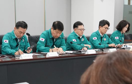 9일 오전 서울시청 기획상황실에서 서울시 3부시장(행정1·2,정무), 재난안전실장, 소방재난본부장, 복지실장, 교통실장 등 시민 안전과 밀접한 12개 기관장이 참석한 가운데 ‘긴급 폭염대책 상황 점검 회의’가 열리고 있다. 서울시 제공
