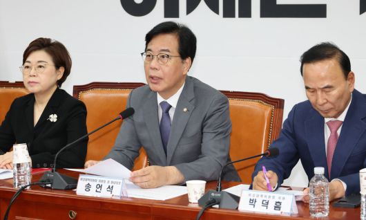 국민의힘 송언석 비대위원장 겸 원내대표가 10일 서울 여의도 국회에서 열린 비상대책위원회의에서 발언하고 있다. 연합뉴스