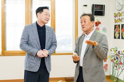 정원호 월성원자력본부장(왼쪽)과 우추동 문무대왕면 이장협의회장이 경로당 환경 개선과 관련한 대화를 나누고 있다.