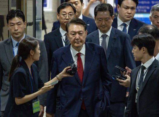 윤석열 전 대통령이 9일 서울 서초구 서울중앙지법에서 열린 직권남용 등 혐의 영장실질심사(구속 전 피의자 심문)를 마친 뒤 대기 장소인 서울구치소로 이동하기 위해 법원을 나서고 있다. 12·3 비상계엄 사태의 '정점'으로 조은석 특별검사가 이끄는 내란 특검팀에 구속영장이 청구된 윤 전 대통령은 지난 1월 18일 내란우두머리 등 혐의 영장실질심사를 받은 지 172일 만에 재구속 기로에 서게 됐다. 뉴시스