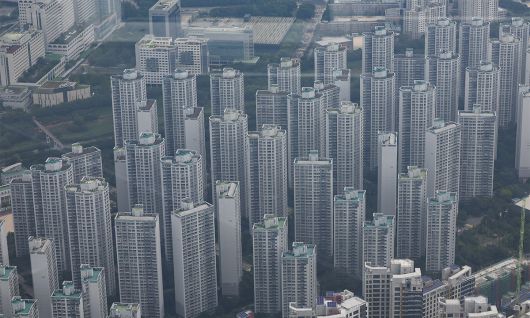 지난 6일 서울 송파구의 롯데월드타워 스카이라운지에서 강남과 송파지역 아파트 모습이 보이고 있다. 뉴시스