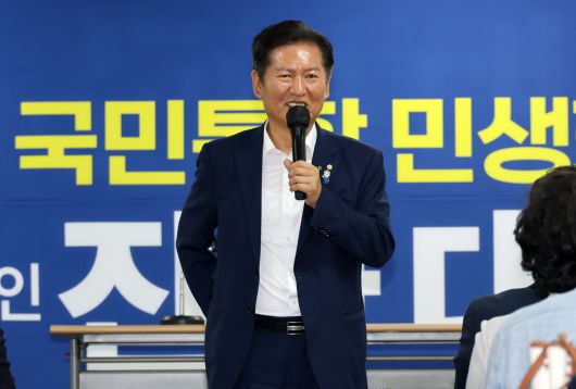 더불어민주당 당 대표 선거에 출마한 정청래 의원이 10일 대전시 중구 용두동 더불어민주당 대전시당에서 당원들과 간담회를 하고 있다. 연합뉴스