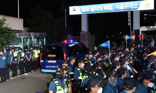 구속 전 피의자 심문(영장실질심사)을 마친 윤석열 전 대통령이 탑승한 차량이 지난 9일 경기도 의왕시 서울구치소로 들어가고 있다. 연합뉴스