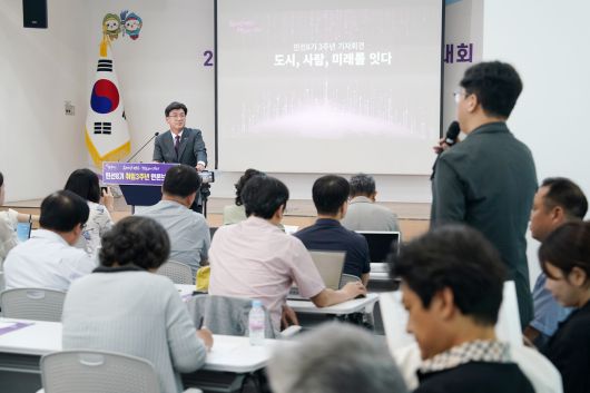 9일 경기 광주시청에서 열린 민선 8기 3주년 간담회에서 방세환 시장이 기자들의 질문에 답하고 있다. 광주시 제공