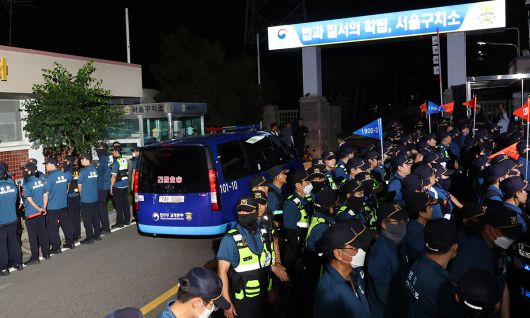 윤석열 전 대통령이 탑승한 차량이 지난 9일 경기도 의왕시 서울구치소로 들어가고 있다. 연합뉴스