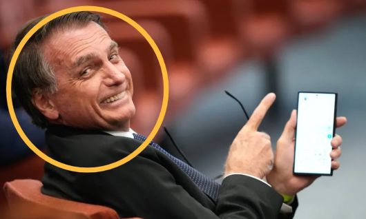 자이르 보우소나루 브라질 전 대통령이 지난 6월 10일 연방대법원 재판에서 휴대전화를 보여주며 웃음을 짓고 있다. AP연합뉴스