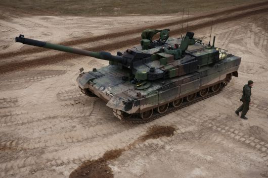 폴란드 육군 장병들이 K-2 전차를 살펴보고 있다. 세계일보 자료사진