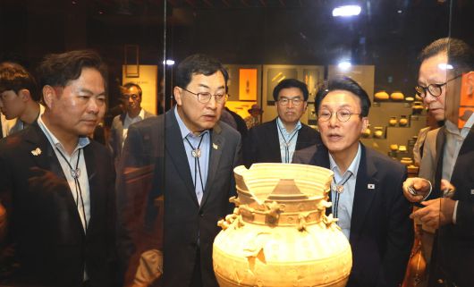 김민석 총리가 11일 경주국립박물관에서 국보급 보물을 살펴보고 있다. (왼쪽부터 김학홍 경북도 행정부지사, 주낙영 경주시장, 김민석 총리). 경주시 제공