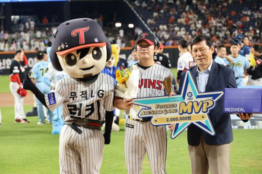 11일 오후 대전 한화생명볼파크에서 열린 '2025 KBO 퓨처스 올스타전' 시상식에서 MVP를 수상한 북부 LG 손용준이 허구연 KBO 총재와 기념사진을 찍고 있다. 연합뉴스
