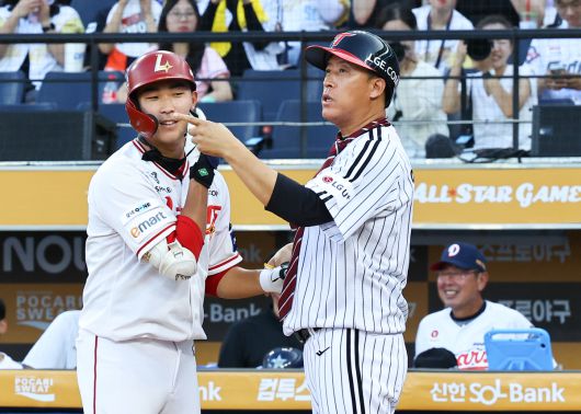 [대전=뉴시스] 최진석 기자 = 11일 대전 중구 대전한화생명볼파크에서 열린 2025 KBO리그 올스타 프라이데이 퓨쳐스 올스타전 남부올스타와 북부올스타의 경기. 2회말 2사 1,2루 상황 북부 이병규(LG) 감독과 아들 이승민(SSG)이 부자 퍼포먼스를 하고 있다. 2025.07.11. myjs@newsis.com