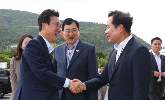 김민석 총리(왼쪽)와 주낙영 경주시장(가운데), 김학홍 경북도 행정부지사(오른쪽)가 반갑게 인사를 나누고 있다. 경주시 제공