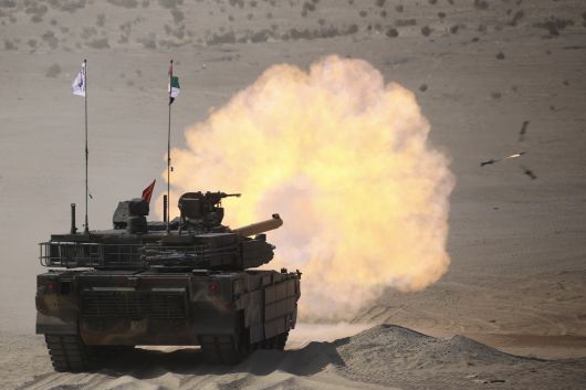 한국 육군 K-2 전차가 지난 2월 아랍에미리트(UAE)에서 열린 연합훈련에서 주포를 쏘고 있다. 세계일보 자료사진