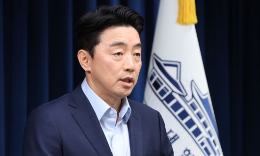 강훈식 대통령 비서실장이 11일 서울 용산구 대통령실 청사에서 문화체육관광부·국토교통부 장관 후보자 인선 발표을 하고 있다. 뉴스1