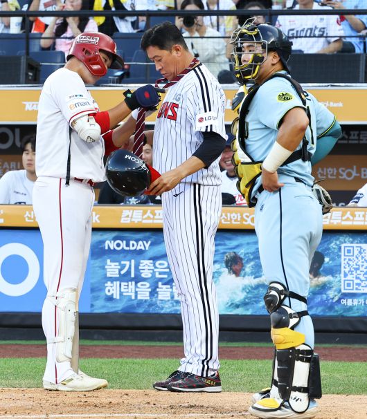 11일 대전 중구 대전한화생명볼파크에서 열린 2025 KBO리그 올스타 프라이데이 퓨쳐스 올스타전 남부올스타와 북부올스타의 경기. 2회말 2사 1,2루 상황 북부 이병규(LG) 감독과 아들 이승민(SSG)이 부자 퍼포먼스를 하고 있다. 뉴시스