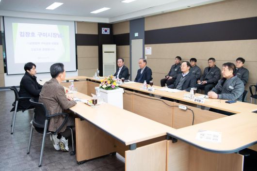 삼양컴택 김종일 대표(가운데)가 김장호 구미시장을 만나 대화를 나누고 있다. 구미시청 홈페이지 캡쳐