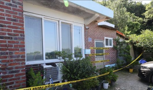 11일 일가족 3명이 흉기에 숨진 경기 김포의 한 단독주택 앞에 경찰이 폴리스라인을 설치해 출입을 통제하고 있다. 김포=연합뉴스