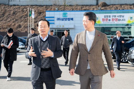 삼양컴택 김종일 대표(왼쪽)가 김장호 구미시장을 만나 사업장으로 안내하고 있다. 구미시청 홈페이지 캡쳐