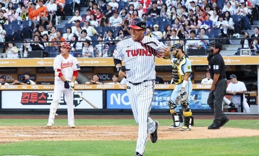 11일 대전 중구 대전한화생명볼파크에서 열린 2025 KBO리그 올스타 프라이데이 퓨쳐스 올스타전 남부올스타와 북부올스타의 경기. 2회말 2사 1,2루 상황 북부 이병규(LG) 감독이 이승민(SSG)과 부자 퍼포먼스를 마친 뒤 3루 베이스코치 자리로 뛰어가고 있다. 뉴시스