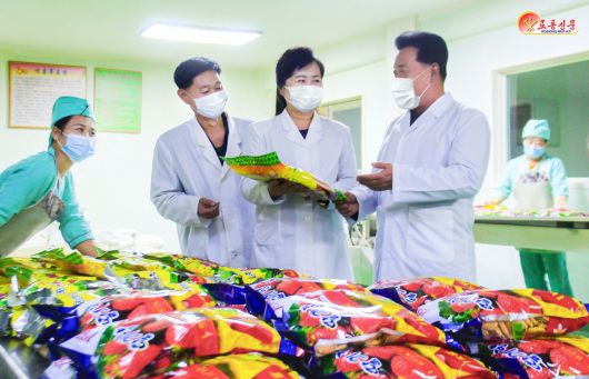 북한 노동당 기관지 노동신문이 11일 "제품의 질 제고를 위한 토의를 심화시키고 있다"며 장자산종합식료공장을 조명했다.