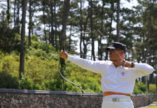 염부 전동길 씨가 도초도 용황정 국궁장에서 활을 쏘고 있다.