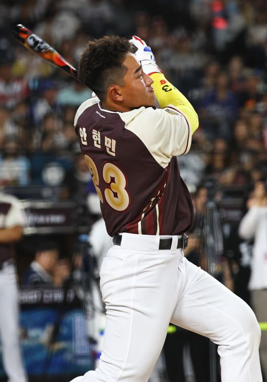 지난 11일 대전 중구 대전한화생명볼파크에서 열린 2025 KBO리그 올스타 프라이데이 홈런더비 예선에서 kt 안현민이 타구를 바라보고 있다. 뉴시스