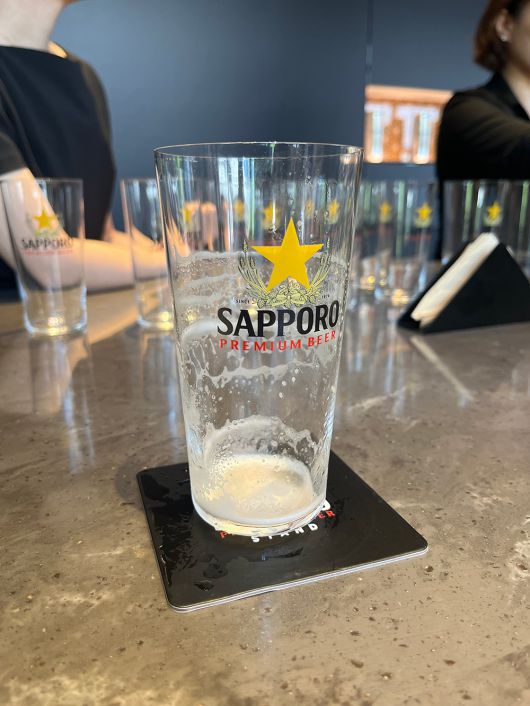 다 마신 퍼펙트 푸어 잔에 크림이 남아있다. 이정한 기자