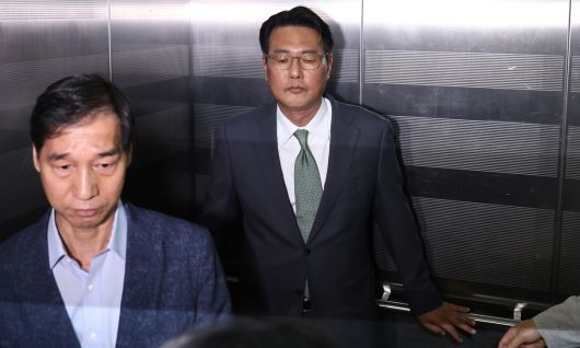 윤석열 정부 외교라인 핵심 인사인 김태효 전 국가안보실 1차장이 11일 피의자 신분으로 조사를 받기 위해 서울 서초구 순직해병 특검팀 사무실로 향하고 있다. 연합뉴스