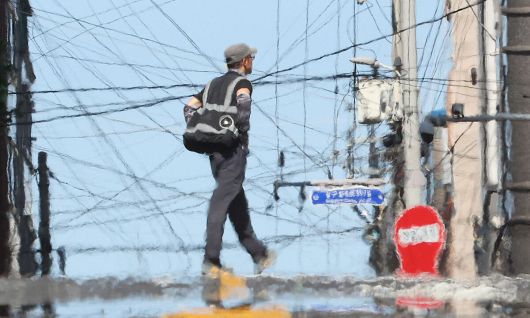 대구 한 공사장 인근에서 인부가 이동하고 있다. 연합뉴스