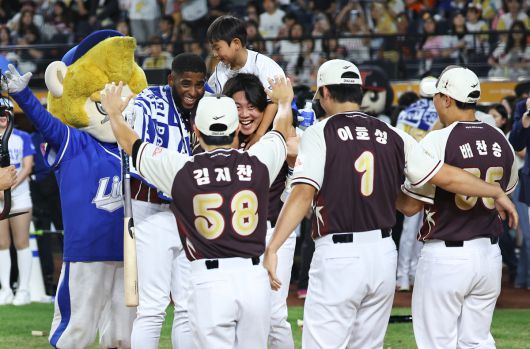 11일 대전 중구 대전한화생명볼파크에서 열린 2025 KBO리그 올스타 프라이데이 홈런더비 결승에서 우승을 차지한 삼성 디아즈가 동료들과 기뻐하고 있다. 뉴시스