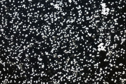 염전 바닥 위에 천일염 결정들이 맺혀 있다. 눈송이처럼 생긴 결정은 바닷물이 태양과 바람을 견디며 일곱 날 동안 빚어낸 작품이다.